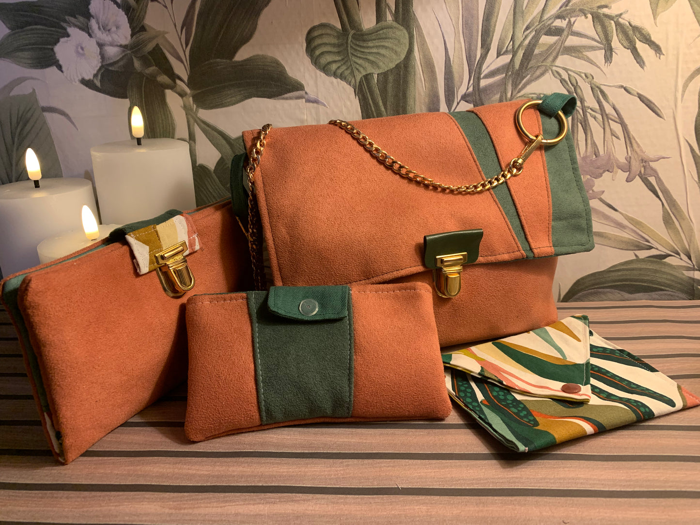 Commande personnalisée : Sac besace en Alcantara son  porte feuille et pochette enveloppe
