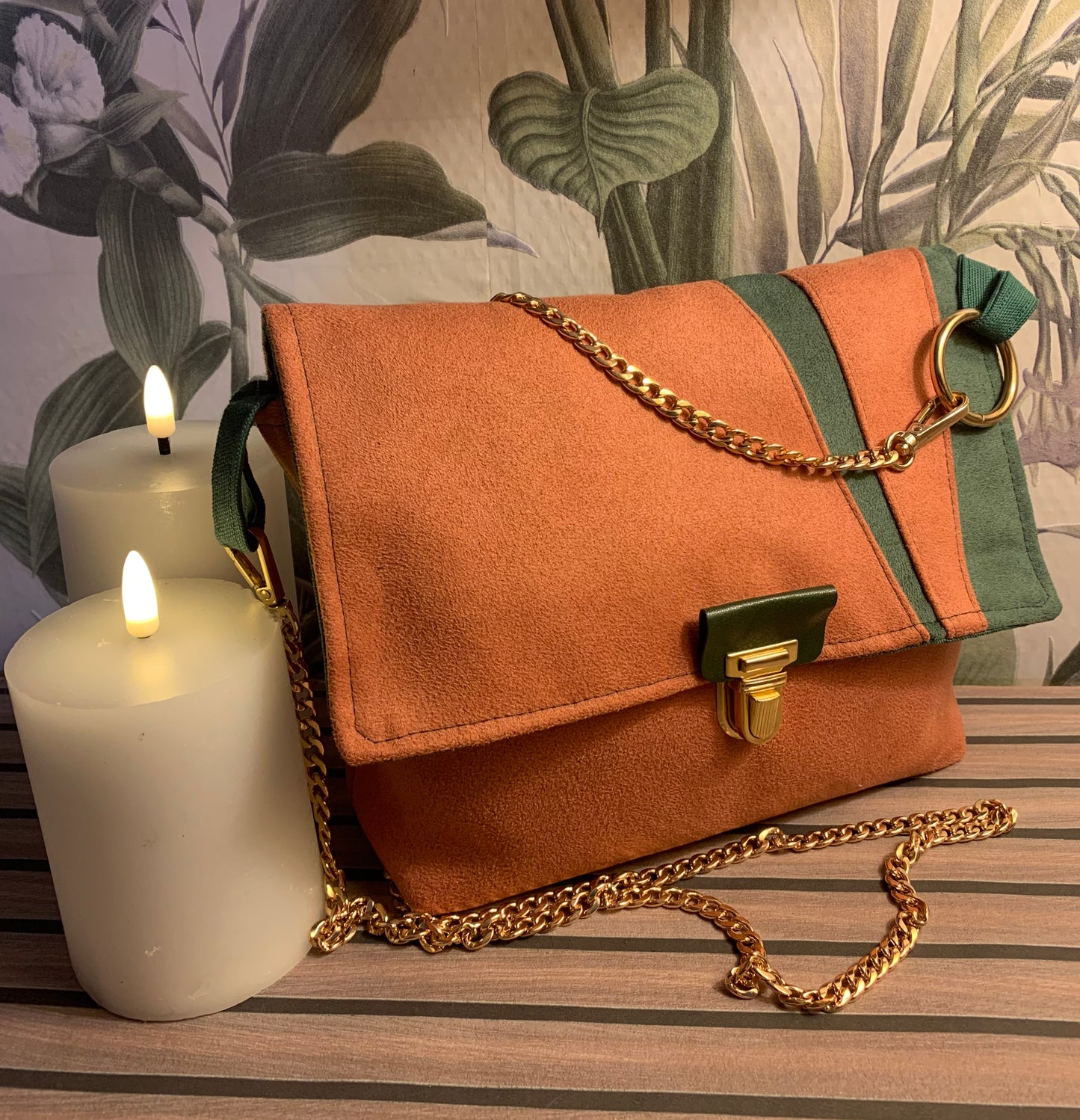Commande personnalisée : Sac besace en Alcantara son  porte feuille et pochette enveloppe