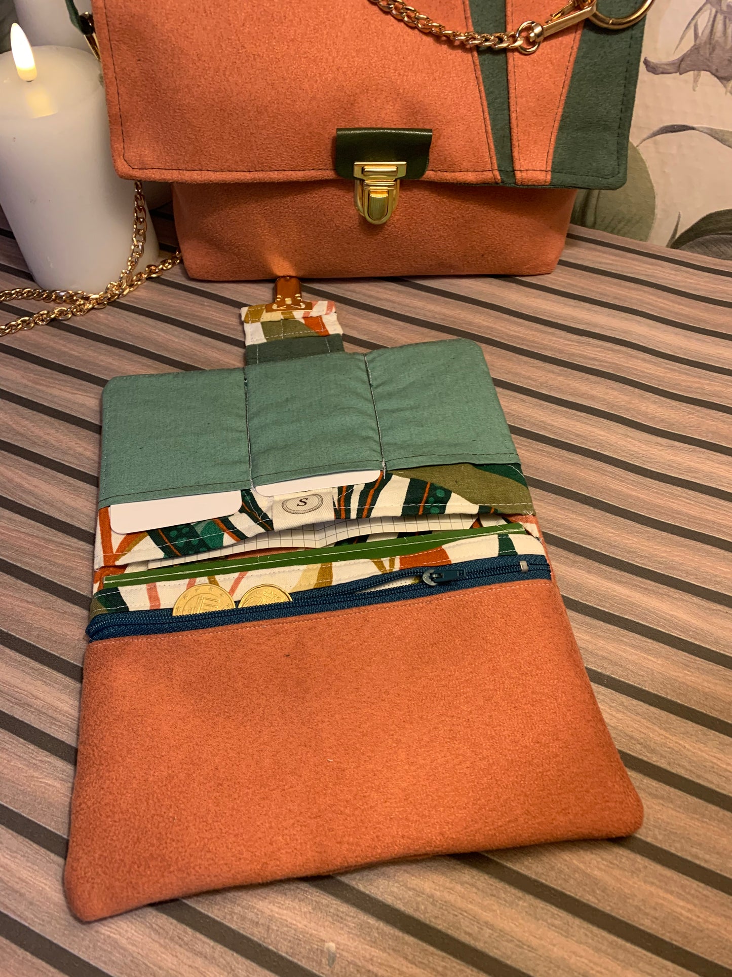 Commande personnalisée : Sac besace en Alcantara son  porte feuille et pochette enveloppe