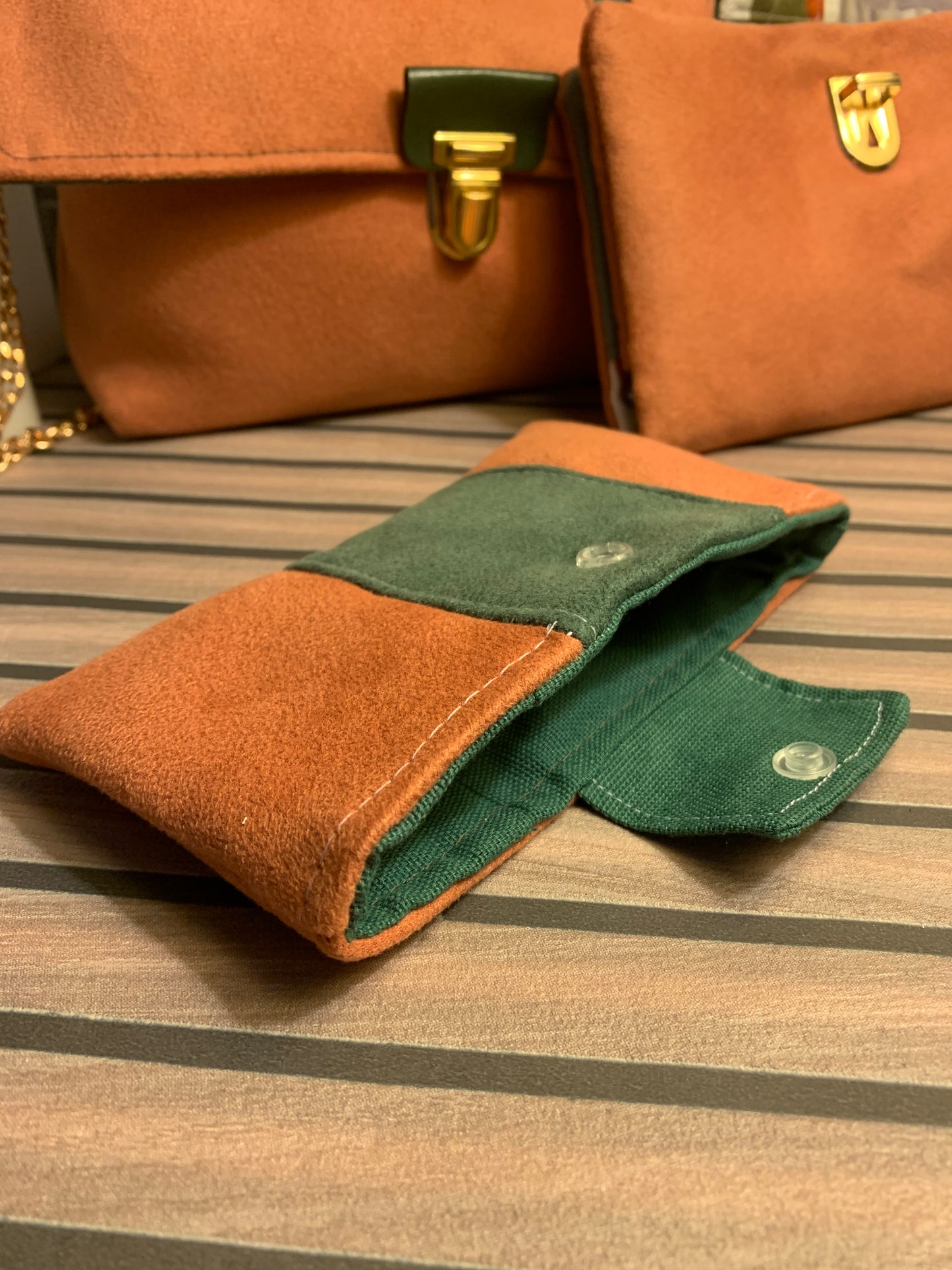 Commande personnalisée : Sac besace en Alcantara son  porte feuille et pochette enveloppe