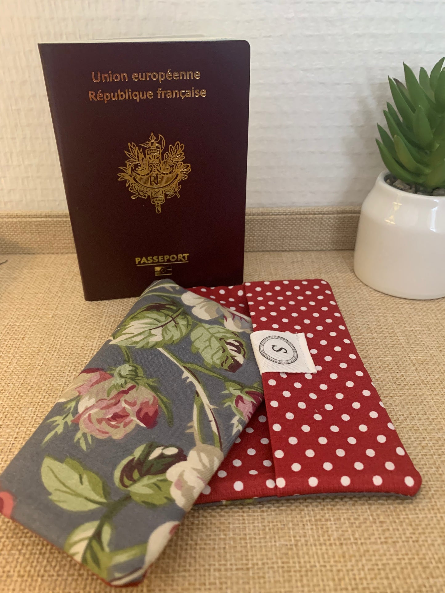 Protège passeport fleurs et pois
