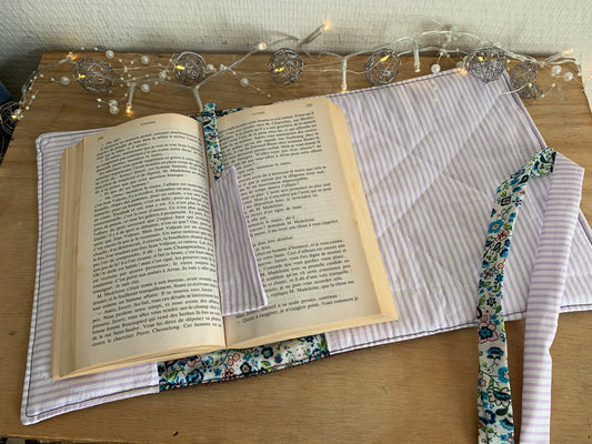 Protège livre V  en simili cuir souple marron et coton rayures mauves et fleurs bleues