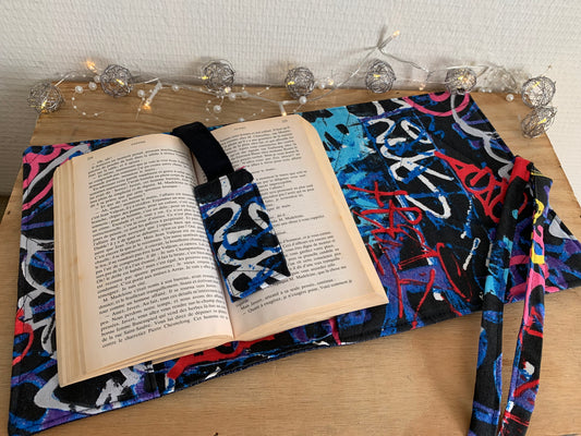 Protège livre IV simili cuir croco bleu et coton graffiti